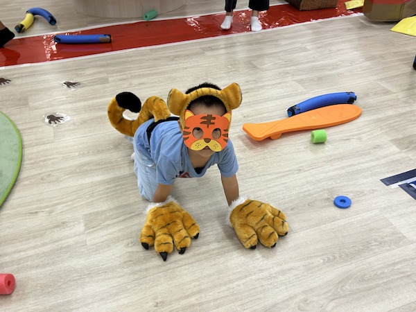 在短跑賽道的小老虎蓄勢待發，彷如捕獵前的瞬間，隨響聲一觸即發，準備稱霸田徑場。