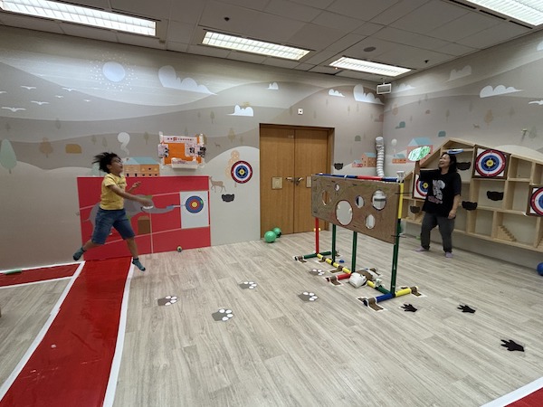 家長和小朋友靈活運用不同物資，善用射擊區的擋板分隔雙方區域，玩出孩子心目中類似羽毛球的精彩遊戲。