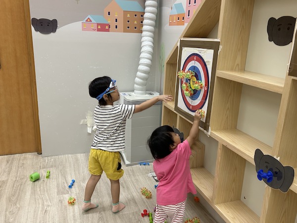 射箭選手的成功秘訣是不斷重複投射，以大量練習讓肌肉記憶成形，看標靶上的投射物數量，相信小朋友的努力不會白費。