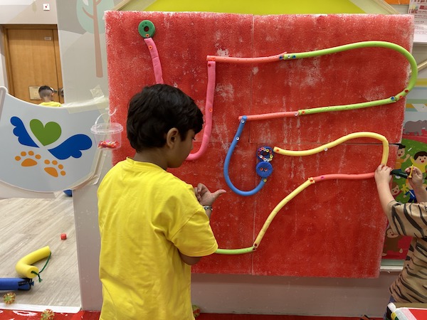 小朋友化身教練，運用木釘和幼身浮水條規劃最佳路線，為接下來的越野賽跑提前準備，爭取奪金成績。