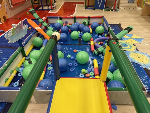 準備、一、二、三、深呼吸——從高台一躍而下跳進泳池，在池中盡情放縱，拍打水面讓橡皮球水花四濺吧！