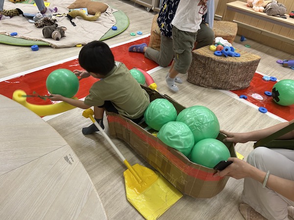 為了戰勝動物選手，小朋友收集橡皮球來提升船隻的浮力，企圖減輕每一下划槳消耗的體力，盡顯力量與智謀的完美配合。