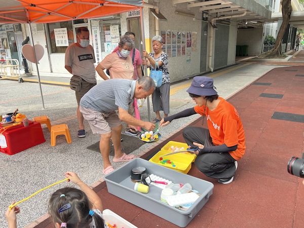 落街就有得玩，自然吸引大小街坊。