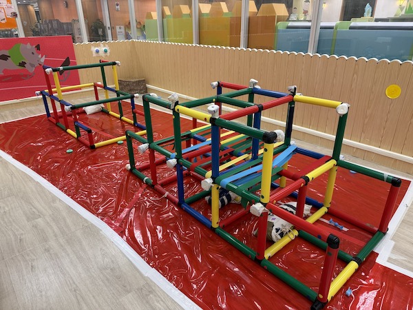 跨欄裝置任你挑戰，借彈力帶的助力彈跳躍動，也可善用強壯四肢，直接勇闖！