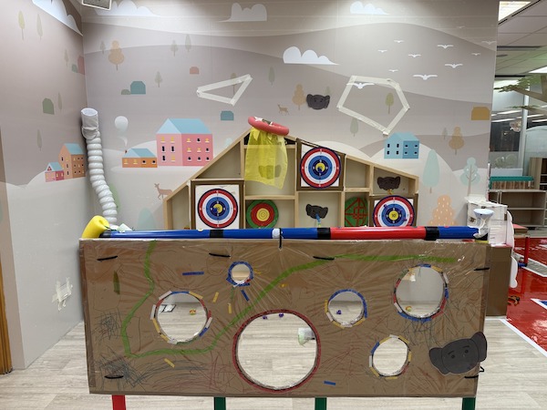 運用黏貼球和吸吸樂，瞄準目標進行射擊比賽；更可加設重重難關，包括上方的籃框、更高的方塊或各種障礙物，進一步提升射擊的難度！