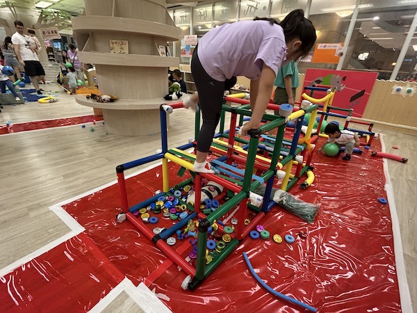 選手可借助橡筋帶的彈力，來跨越重重障礙，晉身成為跨欄界別的優秀選手。