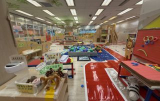 配合季度的運動主題，全館已換上全新面貌——紅色跑道貫穿全場，延展到射擊區、泳池、跨欄區等賽場和選手村，就由小朋友來發掘更多玩法，甚至自創全新體育項目。