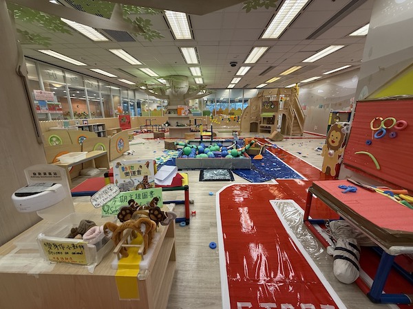 配合季度的運動主題，全館已換上全新面貌——紅色跑道貫穿全場，延展到射擊區、泳池、跨欄區等賽場和選手村，就由小朋友來發掘更多玩法，甚至自創全新體育項目。