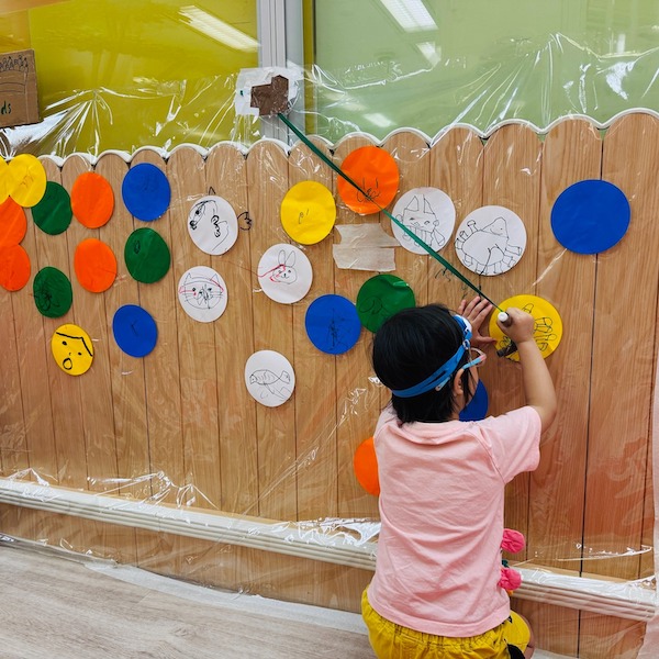 除了人類外，小朋友不忘畫下動物觀眾投入觀賽的激情，把動物王國參與奧運會的刺激時刻清晰記錄下來。