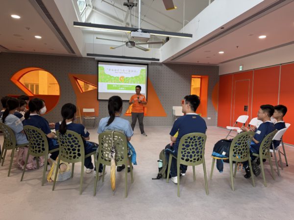 項目的首個環節為計劃簡介，由智樂的培訓師Min介紹智樂推動冒險遊樂場的因由和目標。