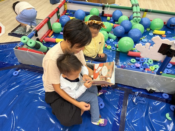 館內提供與運動相關的圖書，遊戲以外可隨時看書；書看完了，又可去玩遊戲，全由小朋友決定。