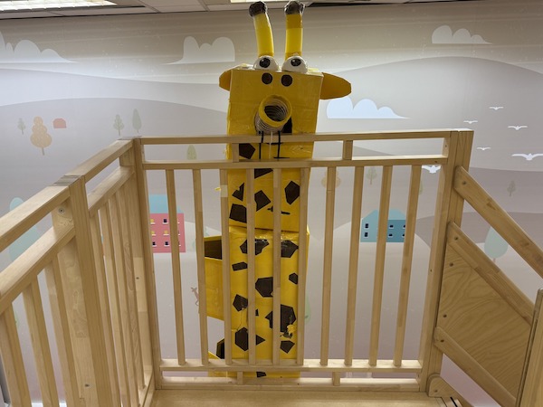 高高的長頸鹿在選手村外，等待開餐等得頸都長了，各位好客的選手快來投餵各國的美食吧！