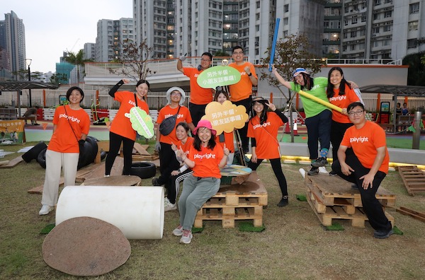 2025年7月28日海濱動感樂活動的合照背後，可見「夢想無界二份一遊樂場」已成形。