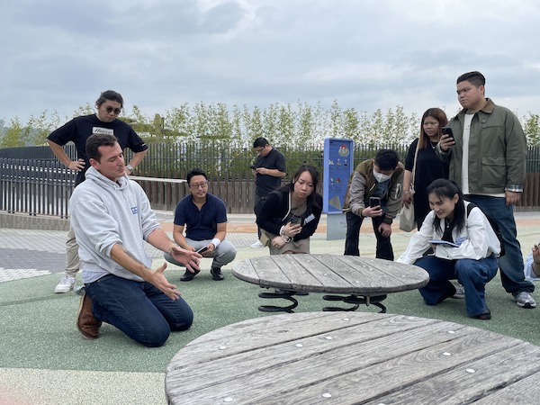 課程另設遊樂場實地考察，導師Christopher以多年豐富經驗，親身示範以遊樂場安全檢查員(RPII)的角度，如何對遊樂設施開展運作檢查。