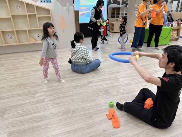 家長積極回應：在過往工作坊中，家長靈機一觸，設置隨時移動、捉摸不定的投擲目標，令親子遊戲的耐玩度大大增加，也為故事多添趣味滿滿的一幕。