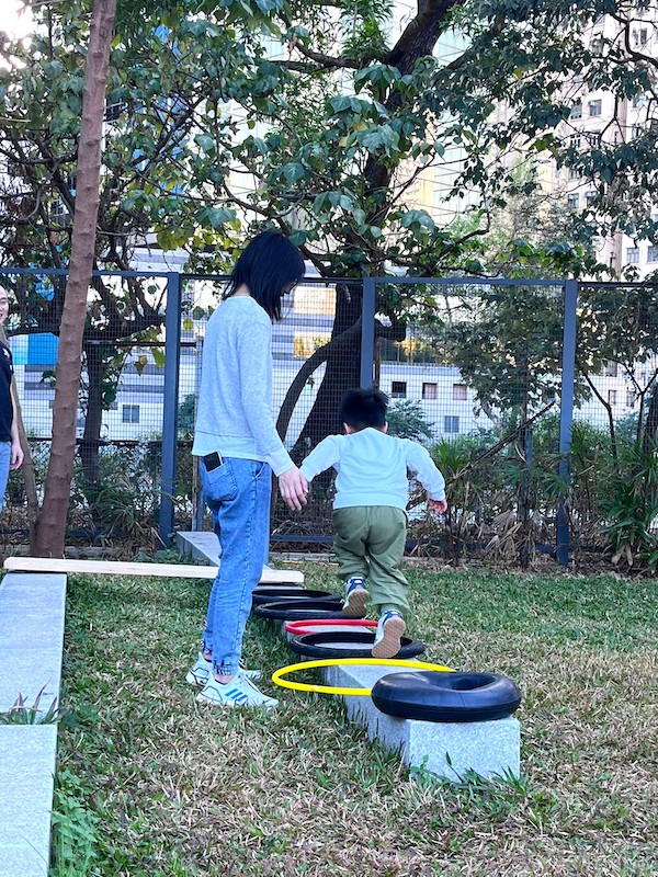 家長在梯級木板步道的基礎上，新增車內膽和呼拉圈，把遊戲延伸，完美示範何謂共享遊戲資源和遊戲點子。