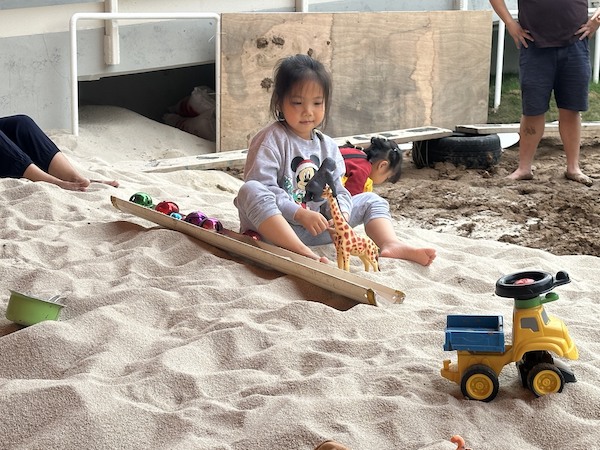 享受在自然地段的幼滑沙地玩觸感遊戲！