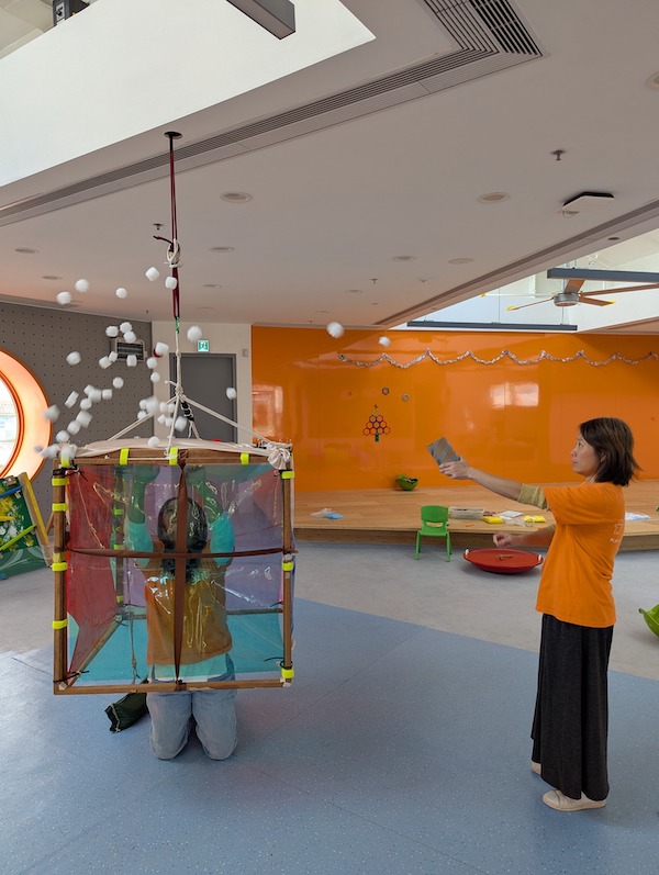 例如可玩彈射小雪粒，配合禮物盒內的彈力布，合演彈彈二重奏！