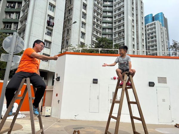 創新地在木梯與遊戲工作員玩猜拳！