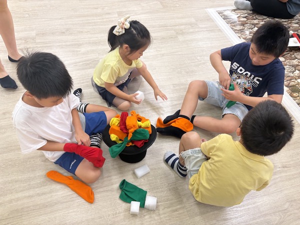 善用襪子特性：無論把紅色長襪套在手上復刻聖誕老人經典衣著、或密密地把禮物放入長襪裏，還是處理捲襪球、皺紋膠紙包禮物等，看來小小聖誕老人團隊忙個不了。