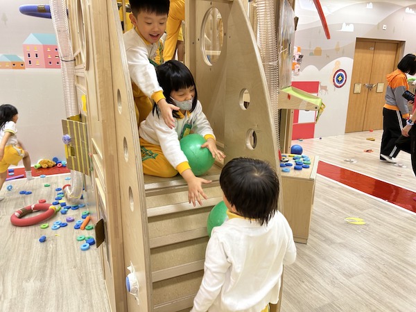 在團體環節中，與相熟的友好玩得份外投入忘形。