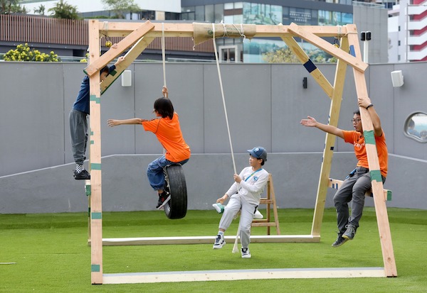 在遊戲中，家長請因應孩子的能力，時刻為安全把關。