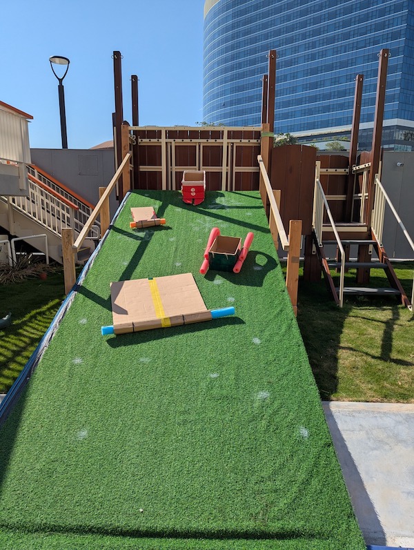 在雪花輕灑的木台基站，玩斜台滑雪橇，刺激！