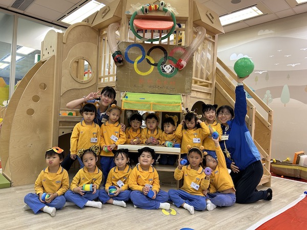 好好記錄與同校師生好友前來玩具圖書館的趣味時刻！如果你也想和小朋友一起前來體驗？緊記明年1月的網上預約！