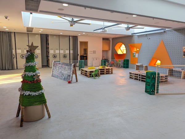 室內遊樂區開闢聖誕特色區，好讓佳節小工匠自在製作應節小物後，就化身為聖誕樹裝飾師，為聖誕樹增添更多自製裝飾。