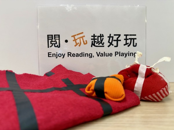 將皺紋膠紙交叉貼在長襪上，製作一份又一份禮物，再穿上由絨布製成的聖誕老人衣裝，準備一起成為聖誕老人，向一年一度的任務出發吧！