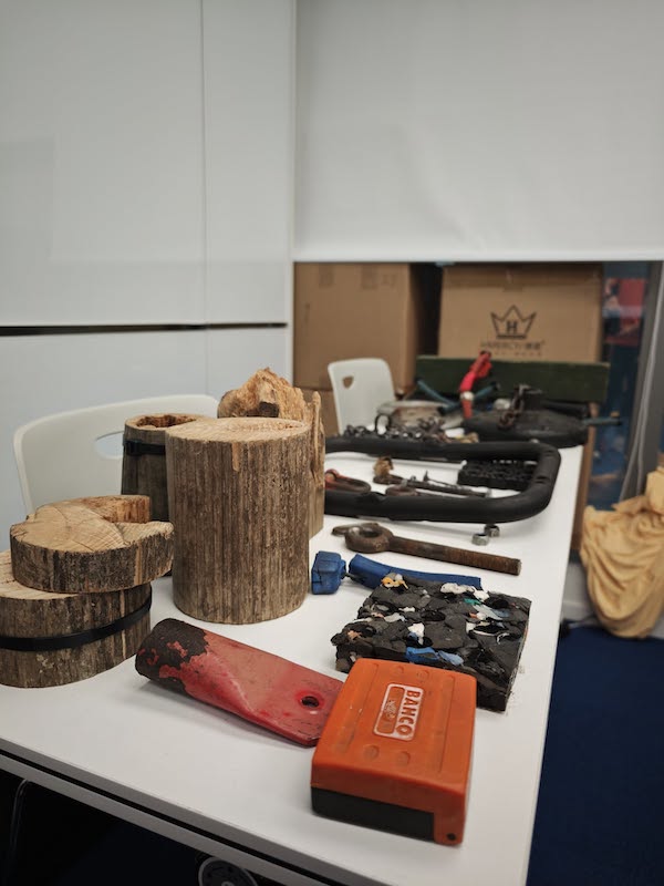 導師Mr Christopher Taylor由英國帶來各種日久失修的遊樂設施部件，令人眼界大開。