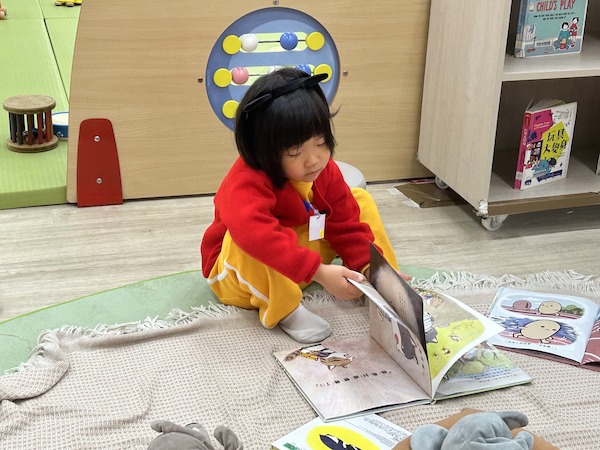 小朋友在玩具圖書館隨心出發，興之所致即可穿上角色裝扮，沉醉於故事之中。