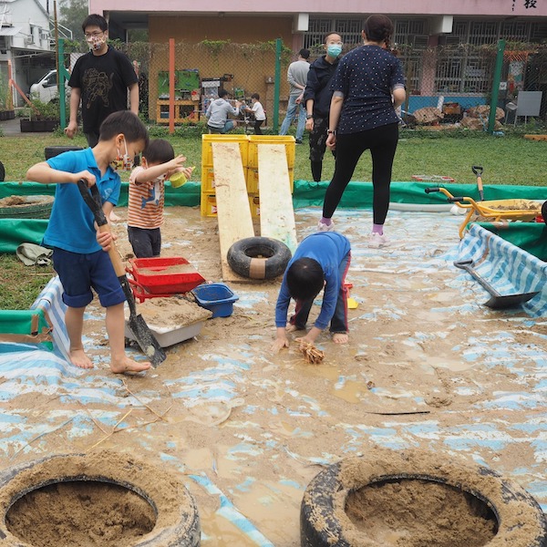 想玩沙玩泥，建議預備清潔用毛巾和額外替換衣物。