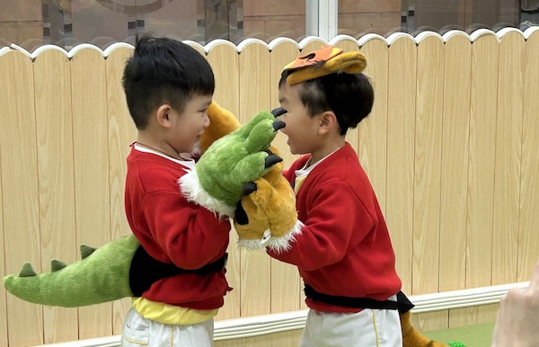 玩具圖書館讓小朋友置身繪本世界，更可化身為故事主角，與友好同伴玩出故事情節！