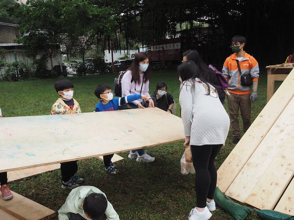 當孩子需要幫忙時，請出手協助，讓遊戲得以繼續。