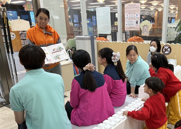 老師在簡介後嘗試由兒童角度出發，跟隨小朋友的節奏，在自由愉快的氣氛下玩得興致勃勃，頓時變身為好玩玩伴。