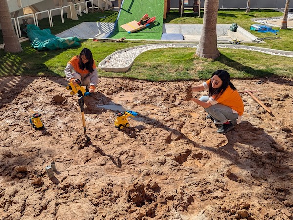 自然地段滿佈沙泥，歡迎任玩，自由堆砌；附近備有戶外洗腳池，方便玩沙玩泥後提腿清洗乾淨；家長可為孩子預備替換衣物，讓遊戲玩得更盡情。