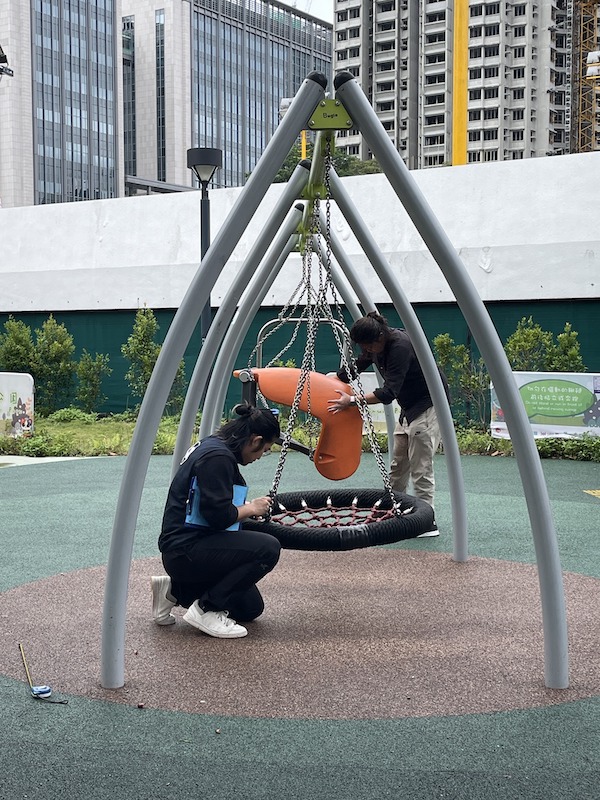 課程的考試模式包括筆試及遊樂場的實地評核。