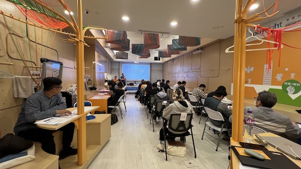 課程設立本地考核，學員可一併參加專業考試以獲取認可資歷，圖中顯示的便是於室內舉行的筆試。