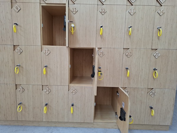 🛅可供妥善存放百寶袋的有鎖貯物櫃（投放HK$5硬幣以啟動，用完便可取回）