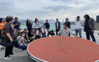 在安妮馬登智樂學院舉辦的Operational Playground Inspection Course (RPII Level 2)中，導師Mr Christopher Taylor向學員分享以逆時針為檢查時的行走方向，並善用眼看、耳聽、手動、甚至親身試玩，細心檢查各個遊樂設施。