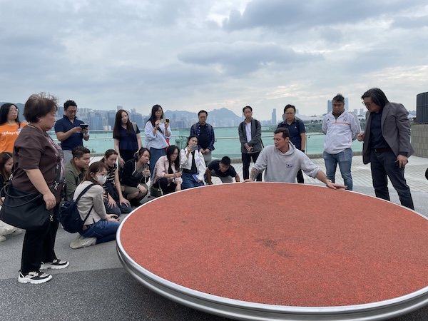 在安妮馬登智樂學院舉辦的Operational Playground Inspection Course (RPII Level 2)中，導師Mr Christopher Taylor向學員分享以逆時針為檢查時的行走方向，並善用眼看、耳聽、手動、甚至親身試玩，細心檢查各個遊樂設施。