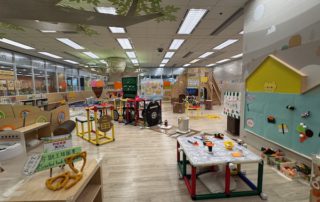 配合季度的美食主題，全館已換上全新面貌，處處都令人垂涎欲滴！如果你是野貓軍團的成員，你會選擇前往冰王國的雪糕店、汪汪的壽司店、遙遠的火車站、還是自行創業呢？