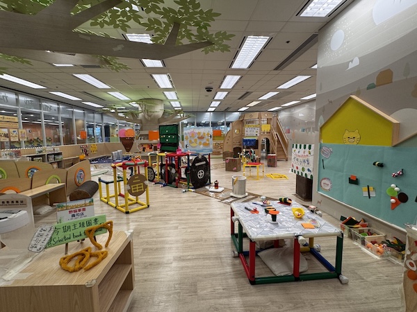 配合季度的美食主題，全館已換上全新面貌，處處都令人垂涎欲滴！如果你是野貓軍團的成員，你會選擇前往冰王國的雪糕店、汪汪的壽司店、遙遠的火車站、還是自行創業呢？