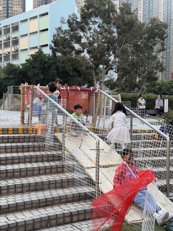 公園階梯+橋板+格仔網=臨時滑梯，上得落得，玩得又瀡得！