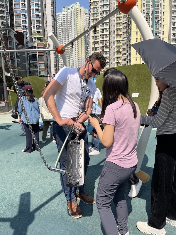 原來全靠導師Mr Christopher Taylor手把手教導，令學員學懂掌握各種檢查細節。