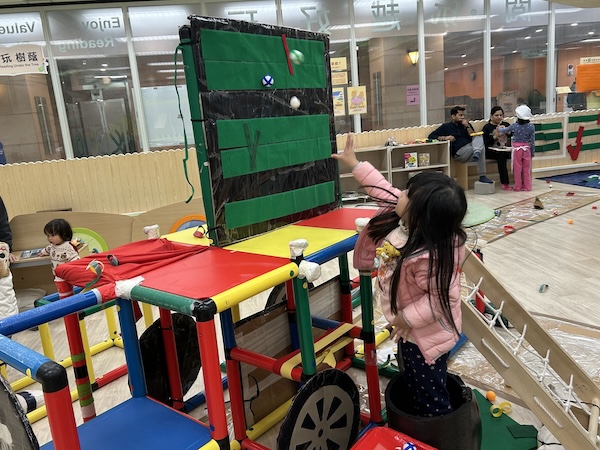 在不同場景，加上小朋友的豐富想像，同一款的魔術貼乒乓球就會變成各種物資，如相中的小朋友想為火車加速，便把乒乓球變成煤炭，投至鍋爐牌上。