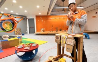 在二份一酒家扮演點心哥哥，推點心車叫賣新鮮點心。