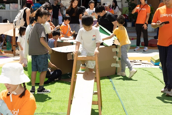 在即將舉行的「好玩華富社區實驗室」中，歡迎小朋友爬上木梯，感受身處高點的視野，繼而玩下滑，體驗刺激！