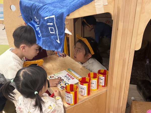 在遊戲中，甚麼也可成為遊戲物資。壽司店小店主靈機一觸，善用繪本變成壽司店餐牌，讓食客一指一點即可挑選心頭愛。